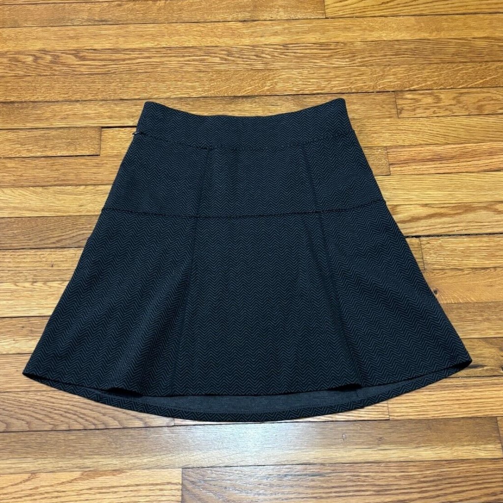 Royal Robbins Womens Skirt Size Xs Gray Black Zig Zag Stretch Knit Knee Length